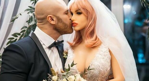 Bodybuilder sposa la sua bambola gonfiabile: «L'ho corteggiata mesi prima, è la donna perfetta per me»