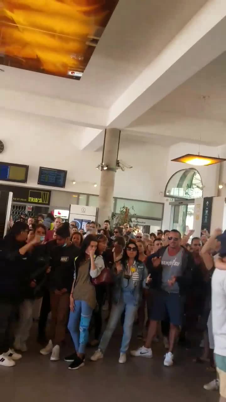 La stazione ferroviaria di Perpignan in Francia, OCCUPATA dal POPOLO Francese!!