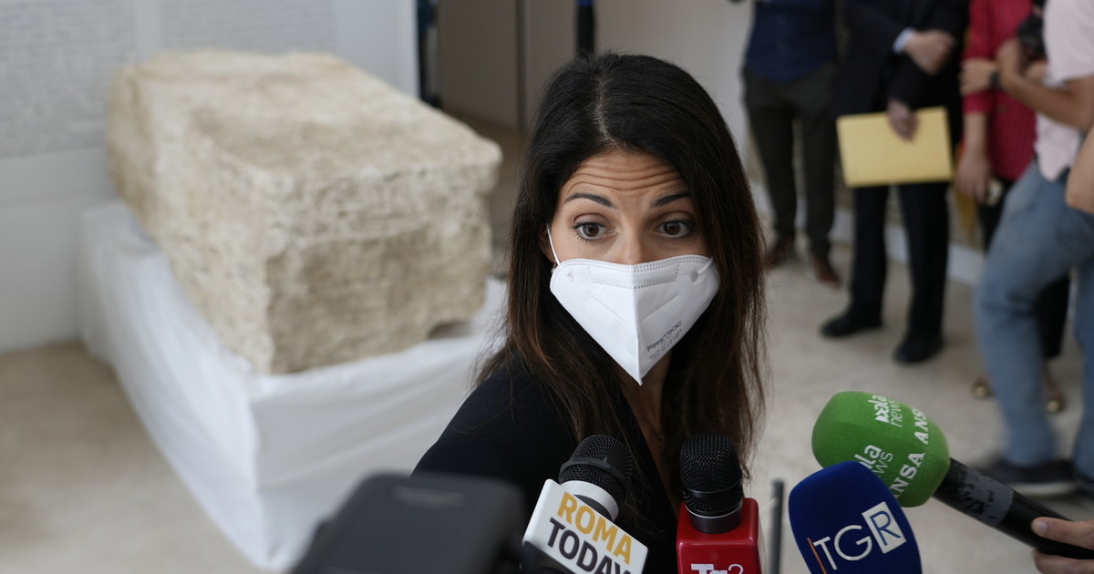 Virginia Raggi non si vaccina, i rivali la attaccano: