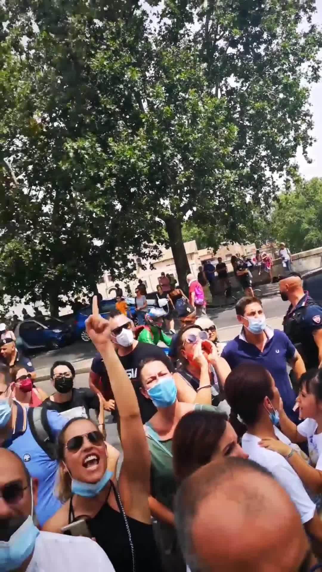 Roma, MANIFESTAZIONE di cittadini, medici e infermieri: