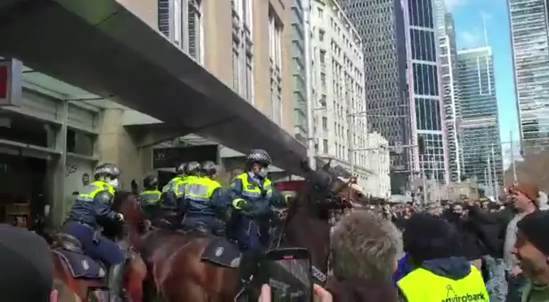 Australia (Sydney), cittadini in rivolta contro lockdown. Polizia costretta alla ritirata!???