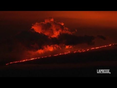 La lava continua a uscire dal vulcano Manua Loa, il più grande ancora attivo al mondo