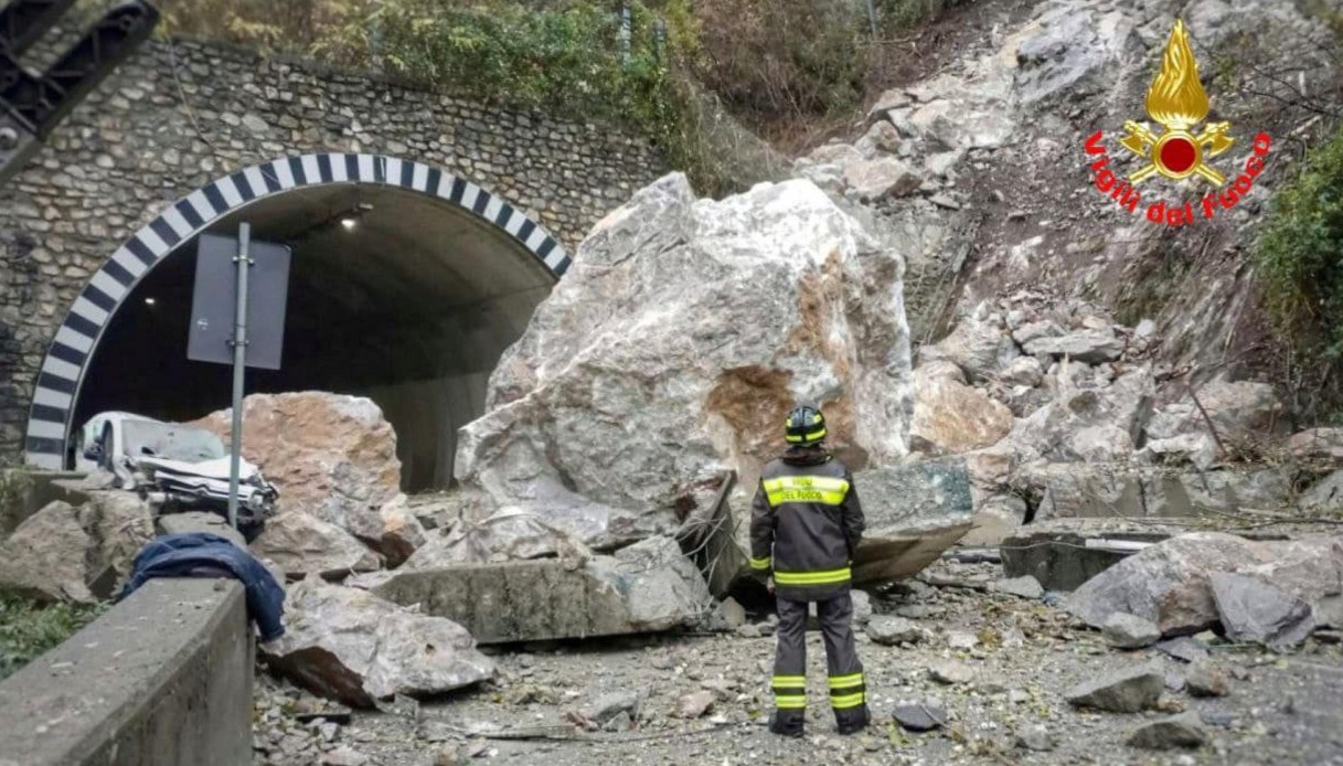 Frana tra Ballabio e Lecco, macigni su un furgoncino: in due illesi per miracolo. Maltempo in tutta la zona