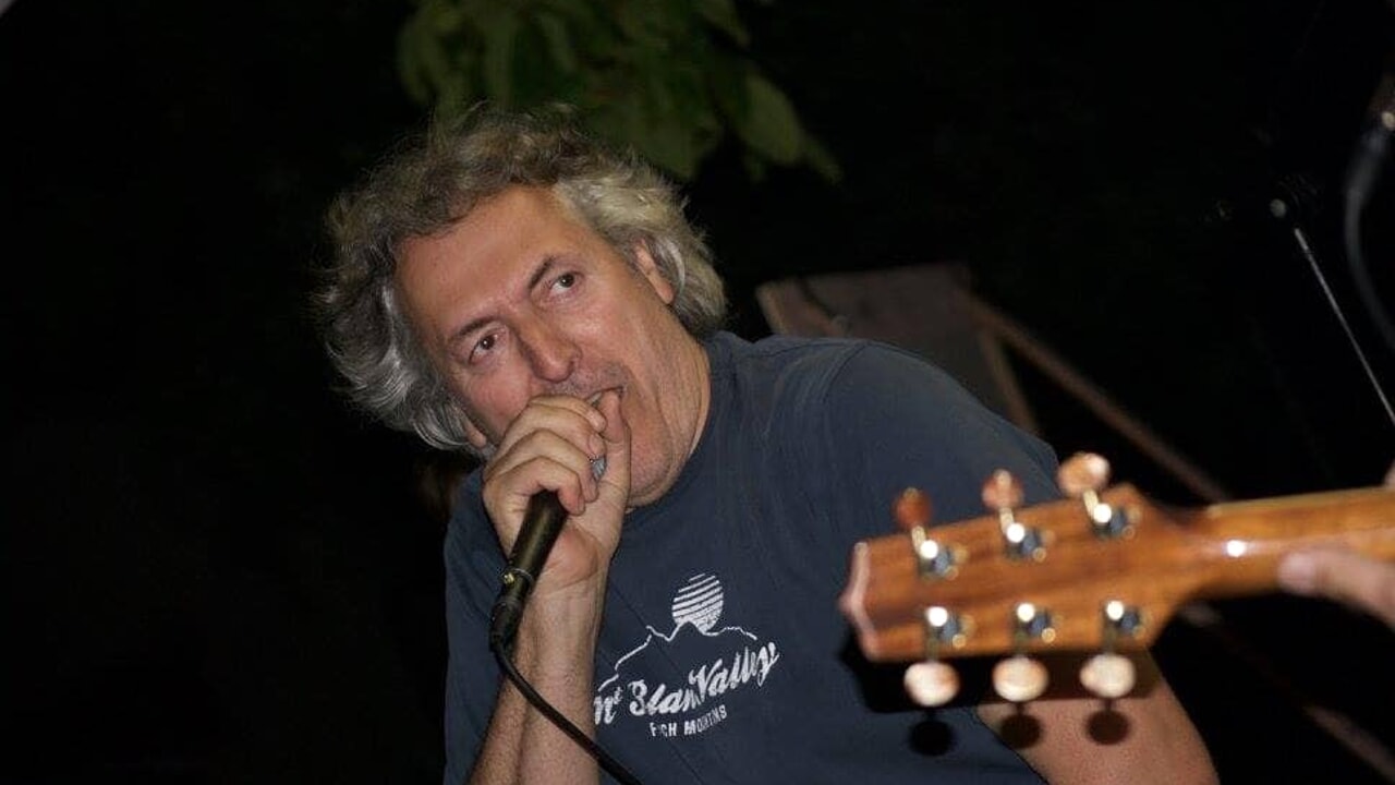 Canta, si accascia e muore sul palco: cantante rock del novarese aveva 55anni - La Provincia Di Varese