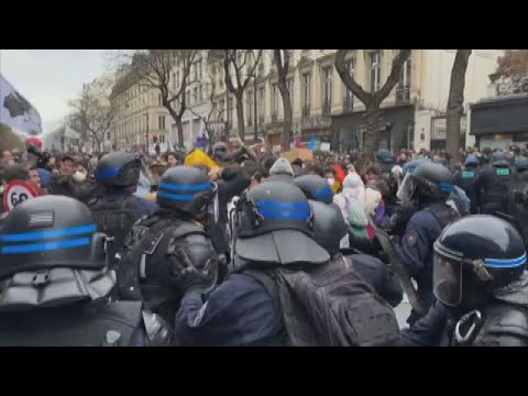 Proteste in Francia contro la riforma pensioni, scontri a Parigi