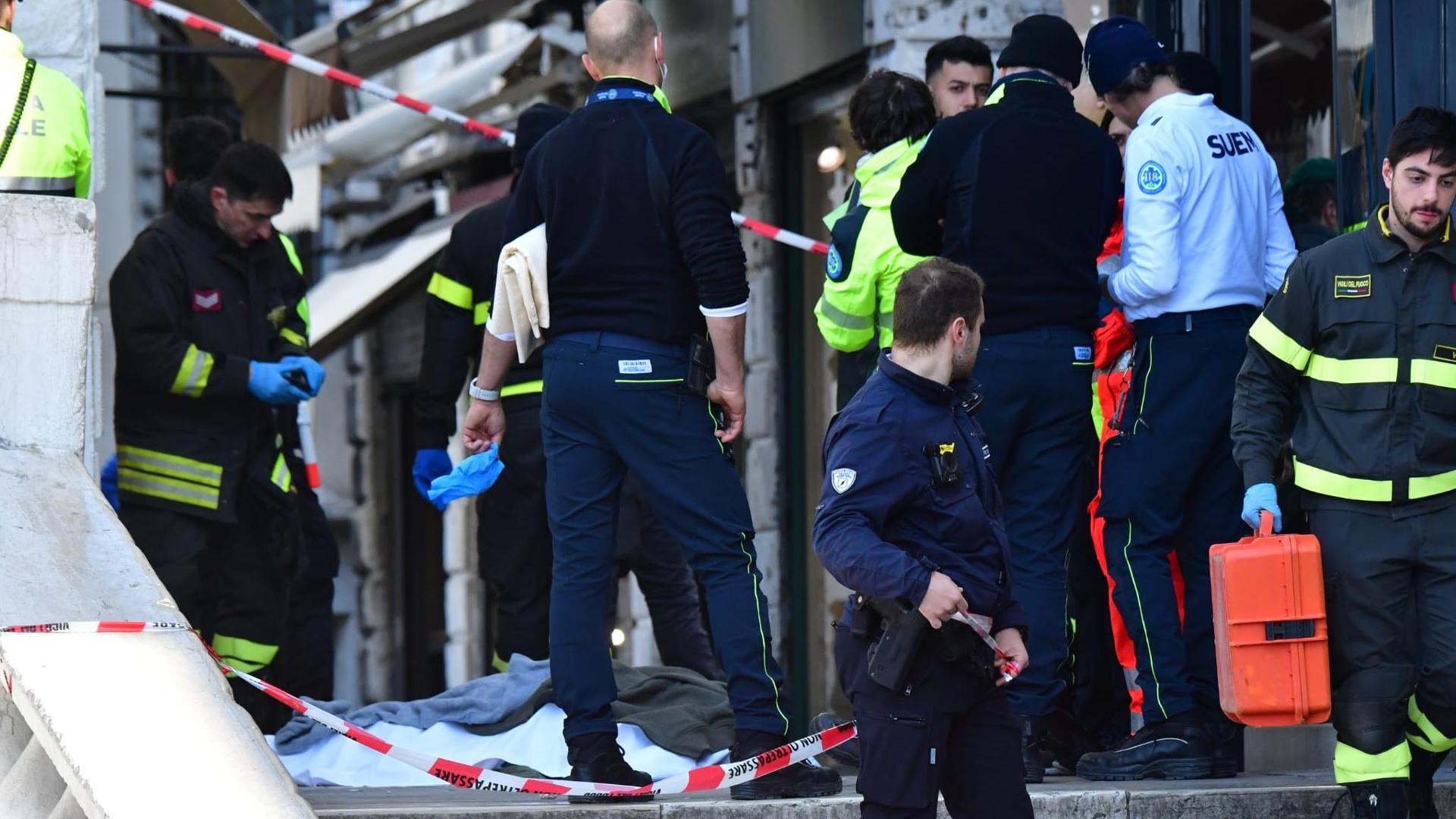 Venezia, tragedia sul ponte di Rialto: donna si accascia e muore - La Nuova Venezia