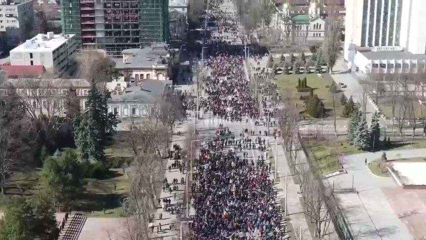 Ecco come appare un'azione di protesta a Chisinau vista da un drone. - PeerTube.it