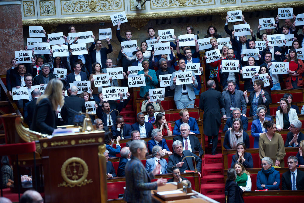 Francia: riforma pensioni approvata senza voto con trucchetto costituzionale | Avanti