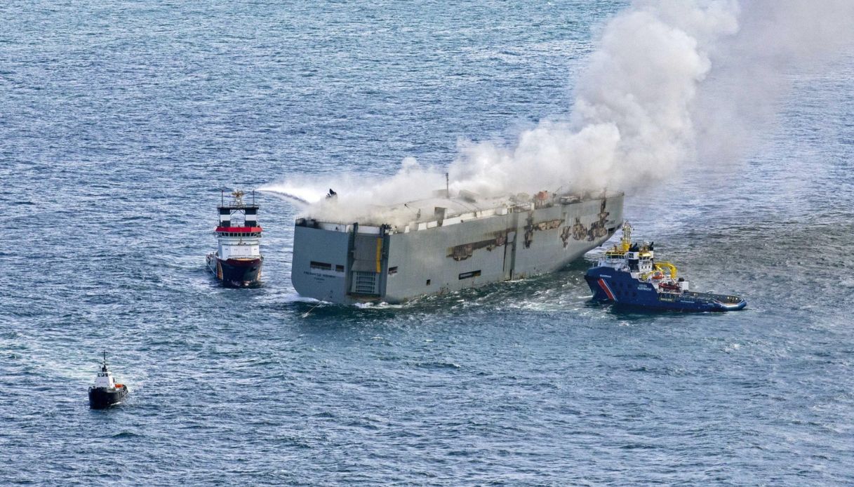 Nave che trasporta auto elettriche in fiamme nei pressi del Mare dei Wadden: rischio disastro ambientale