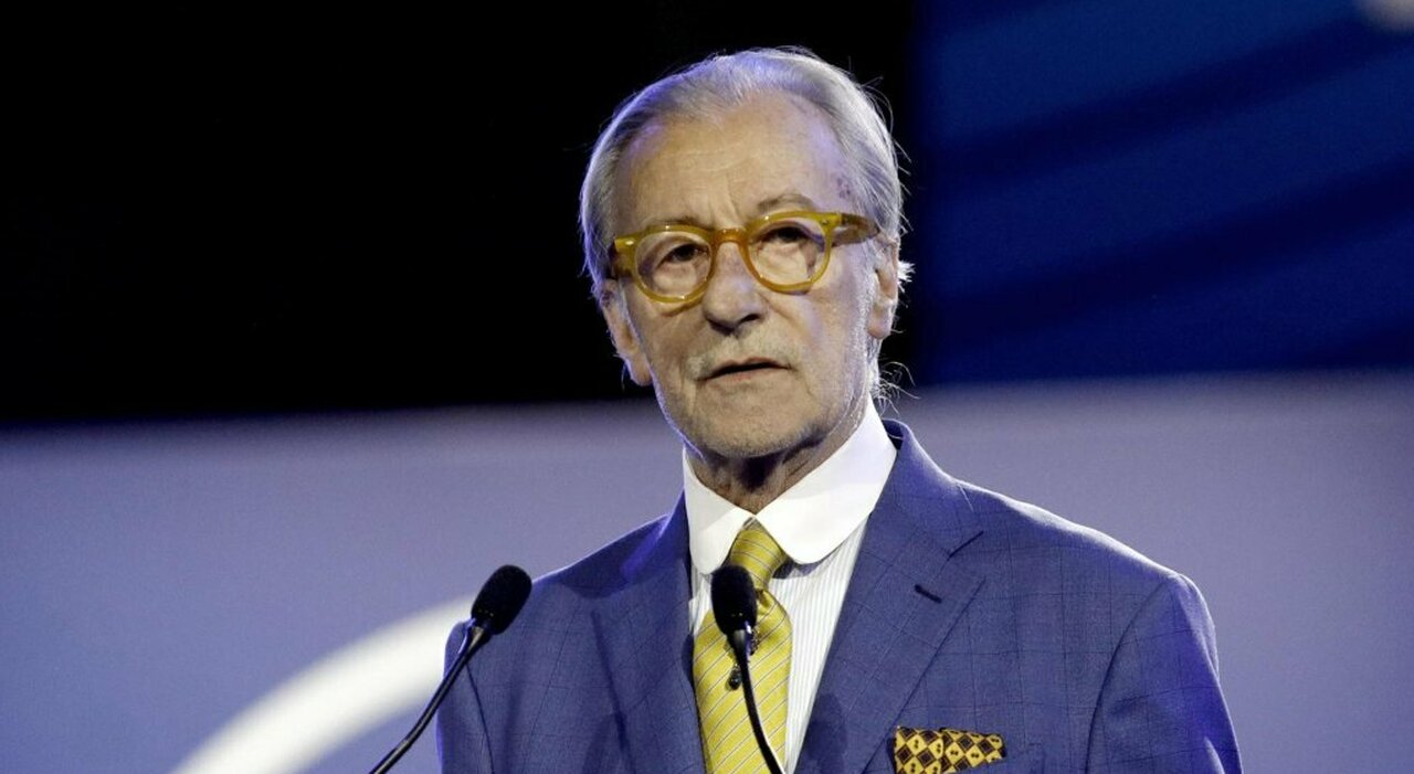 Vittorio Feltri, come sta? Il tweet che preoccupa: «Si fatica anche a morire». Decine di messaggi: forza direttore