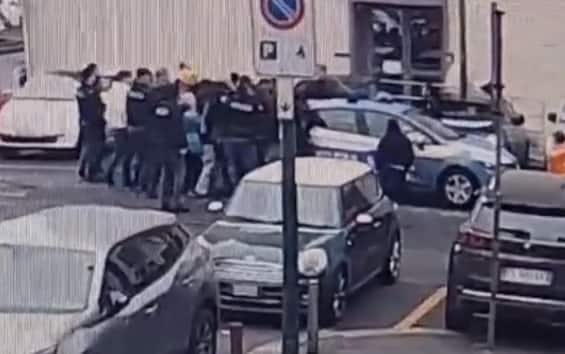 Torino, gruppo di antagonisti assalta una volante della polizia davanti alla Questura | Sky TG24